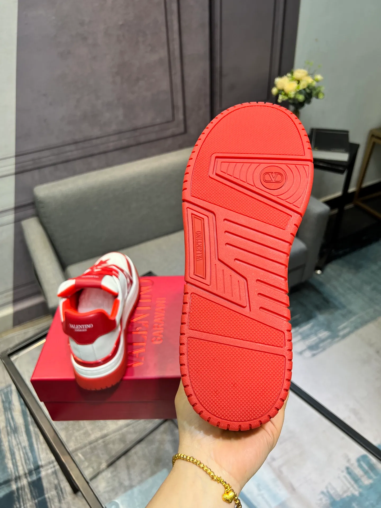 Men's Men's Shoes 💰660 Valentino 2023 early autumn new star shoes are now online! Wang Hedi and Ren Jialun have been worn by many celebrities. Who can refuse the same couple shoes as Wang Hedi! The design of Stars Stab My Heart is cool and spicy. The material of the shoes is cowhide, and every color is beautiful! Size 35-40, men’s size 39-44 (women’s 41, men’s 38, 45🉑️customized)
